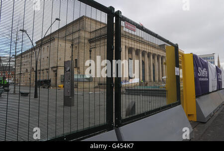 Una barriera metallica viene eretta fuori dal municipio di Sheffield in vista della Conferenza di primavera dei liberali democratici che inizia domani. Foto Stock