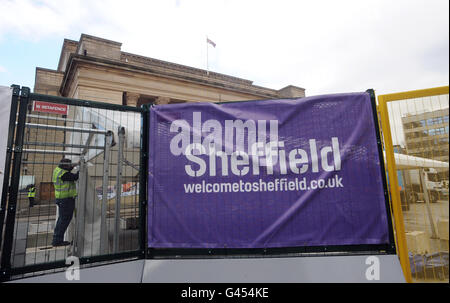 Una barriera metallica viene eretta fuori dal municipio di Sheffield in vista della Conferenza di primavera dei liberali democratici che inizia domani. Foto Stock