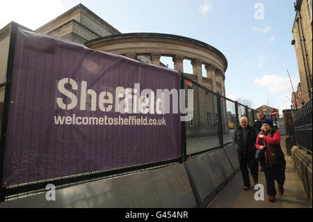 Una barriera metallica viene eretta fuori dal municipio di Sheffield in vista della Conferenza di primavera dei liberali democratici che inizia domani. Foto Stock