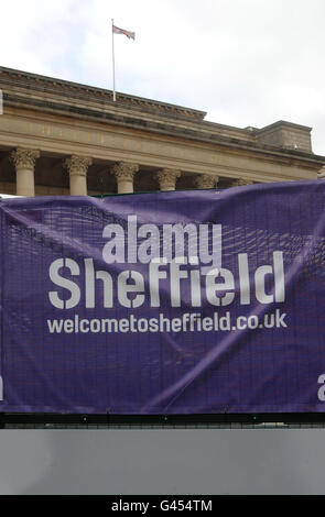 Una barriera metallica viene eretta fuori dal municipio di Sheffield in vista della Conferenza di primavera dei liberali democratici che inizia domani. Foto Stock