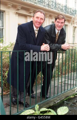 L'ex manager di Leeds Howard Wilkinson (l) con l'allenatore inglese Glenn Hoddle. Wilkinson è stato nominato oggi (lunedì) come nuovo direttore tecnico della Football Association. Wilkinson, 53 anni, che è stato in gioco per tre decenni e mezzo, è stato consegnato un contratto di quattro anni, secondo quanto riferito, del valore di 200.000 all'anno. Foto di Fiona Hanson/PA. Scopri PA Story SOCCER Wilkinson Foto Stock