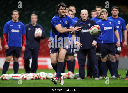 Mike Phillips del Galles durante una sessione di allenamento al Millennium Stadium di Cardiff Foto Stock