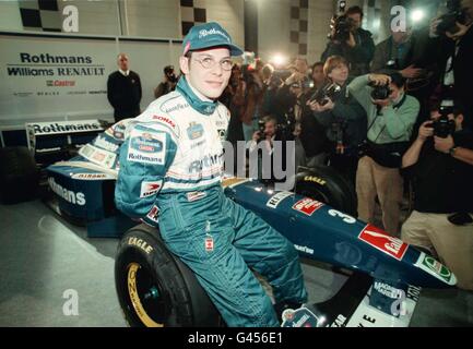 Il pilota Williams-Renault di Formula uno Jacques Villeneuve si alza dalla nuova FW19 che guiderà per la stagione 1997, che è stata svelata a Didcot oggi (Ven) immagine di Stefan Rousseau/PA Foto Stock