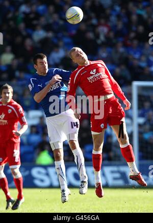 Calcio - Npower Football League Championship - Cardiff City / Barnsley - Cardiff City Stadium. Paul Quinn di Cardiff (a sinistra) e Jay McEveley di Barnsley (a destra) lottano per la palla in aria Foto Stock