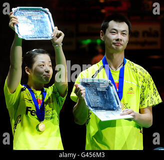 Chen Xu (a destra) e Jin ma con trofeo dopo aver battuto in Thailandia il Sudket Prapakamol e Saralee Thoungthonkam durante la finale di Doubles misto durante il sesto giorno del Yonex All England Championships presso la National Indoor Arena di Birmingham. Foto Stock