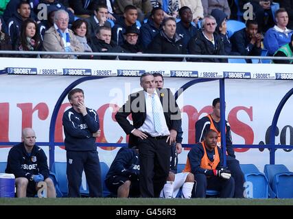 Dave Jones (al centro), manager della città di Cardiff, guarda l'azione da la linea di contatto Foto Stock