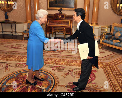 Sua Maestà la Regina Elisabetta II stringe le mani con l'ambasciatore del Giappone Keiichi Hayashi, prima di presentare le sue credenziali durante un incontro privato a Buckingham Palace nel centro di Londra. Foto Stock