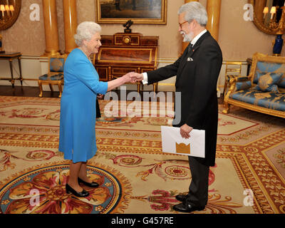 Sua Maestà la Regina Elisabetta II stringe le mani con l'ambasciatore del Portogallo Joao de Vallera, prima di presentare le sue credenziali durante un incontro privato a Buckingham Palace nel centro di Londra. Foto Stock