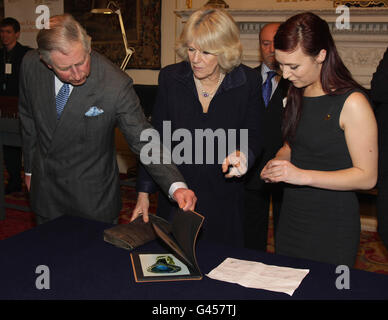 Il Principe di Galles e la Duchessa di Cornovaglia guardano i gioielli durante una visita alla Goldsmiths Hall di Londra. PREMERE ASSOCIAZIONE foto. Data foto: Mercoledì 23 febbraio 2011. Vedi la storia della Pennsylvania ROYAL Goldsmiths. Il credito fotografico dovrebbe essere: Chris Jackson/PA Wire Foto Stock