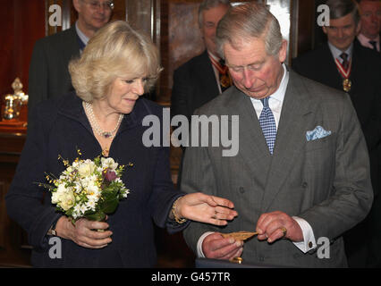 Il Principe di Galles e la Duchessa di Cornovaglia guardano i gioielli durante una visita alla Goldsmiths Hall di Londra. PREMERE ASSOCIAZIONE foto. Data foto: Mercoledì 23 febbraio 2011. Vedi la storia della Pennsylvania ROYAL Goldsmiths. Il credito fotografico dovrebbe essere: Chris Jackson/PA Wire Foto Stock