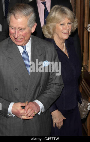 Il Principe di Galles e la Duchessa di Cornovaglia arrivano per una visita alla Goldsmiths Hall di Londra. PREMERE ASSOCIAZIONE foto. Data immagine: Mercoledì 23 febbraio 2011. Vedi la storia della PA ROYAL Goldsmiths. Il credito fotografico dovrebbe essere: Chris Jackson/PA Wire Foto Stock