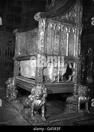 L'antica pietra di Scone sotto la sedia di coronazione nell'Abbazia di Westminster, Londra. La pietra era stata infine restaurata al suo posto originale dopo essere stata rubata nelle prime ore del giorno di Natale 1950. 3/7/96 il primo Ministro dovrebbe annunciare il ritorno della pietra storica in Scozia dopo 700 anni. Foto Stock