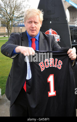 Il sindaco di Londra Boris Johnson partecipa a una fotocellula per lanciare la settimana della pallacanestro NBA al Potters Fields Park, Londra. Foto Stock