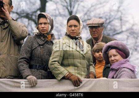 Da sinistra a destra: Il principe Filippo, duca di Edimburgo; la regina , la principessa Margherita; il duca di Beaufort (in CAP); il principe Edoardo e la regina madre, guardando le prove del cavallo di Badminton da un carro-fattoria. Foto Stock