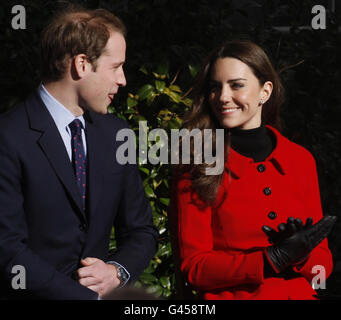 Il Principe William e Kate Middleton durante una visita all'Università di St Andrews, dove si incontrarono per la prima volta. Foto Stock