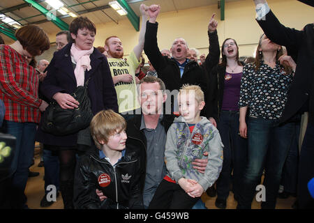 Il candidato della United Left Alliance Richard Boyd Barrett (davanti) con il figlio Noah e Fionn, è eletto al quarto posto a Dun Laoghaire al Loughlinstown Leisure Centre, Dublino. Foto Stock