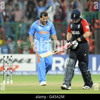 Il bowler indiano Zaheer Khan celebra la scomparsa della Campana inglese Ian durante la partita ICC della Coppa del mondo di Cricket al Chinnaswamy Stadium di Bangalore, India. Foto Stock