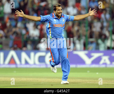 Il bowler indiano Zaheer Khan celebra il licenziamento del capitano inglese Andrew Strauss durante la partita ICC Cricket World Cup al Chinnaswamy Stadium di Bangalore, India. Foto Stock