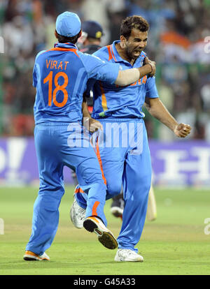 Il bowler indiano Zaheer Khan celebra il licenziamento del capitano inglese Andrew Strauss durante la partita ICC Cricket World Cup al Chinnaswamy Stadium di Bangalore, India. Foto Stock