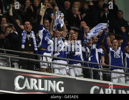 Stephen Carr, capitano della città di Birmingham (terza a destra) Solleva il trofeo Carling Cup Foto Stock