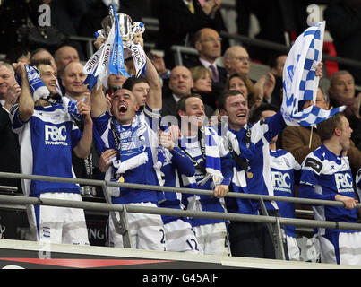 Stephen Carr, capitano della città di Birmingham, solleva il trofeo Carling Cup Foto Stock