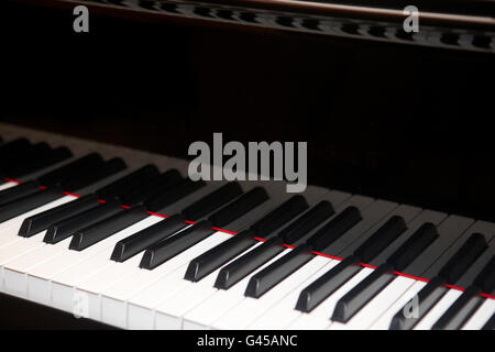 Tasti di pianoforte dettaglio in formato orizzontale. Al di fuori della messa a fuoco Foto Stock