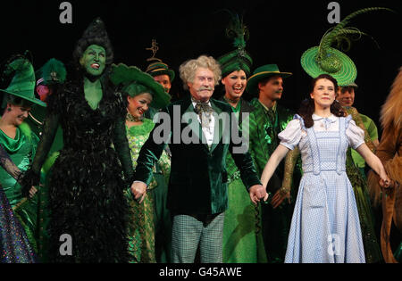 (Davanti a sinistra a destra) Hannah Waddingham, Michael Crawford e Danielle Hope al telo, a seguito di una performance di 'The Wizard of Oz' al London Palladium, nel centro di Londra. Foto Stock