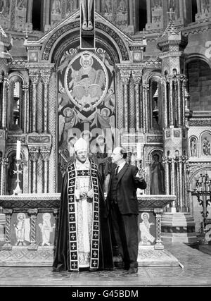 Sir Basil Spence, architetto della Coventry Cathedral, Right, con l'attore Richard Burton, presso gli Shepperton Studios sul set del film 'Becket'. Burton suona l'arcivescovo Thomas Becket nel film. Foto Stock