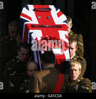 La bara del caporale di Lance Kyle Marshall, del II Battaglione, il reggimento paracadute, parte alla Chiesa di San Pietro, a Colchester, Essex. Foto Stock