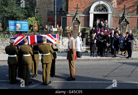 La bara del caporale di Lance Kyle Marshall, del II Battaglione, il reggimento paracadute, parte alla Chiesa di San Pietro, a Colchester, Essex. Foto Stock