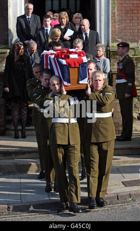 La bara del caporale di Lance Kyle Marshall, del II Battaglione, il reggimento paracadute, lascia la Chiesa di San Pietro, a Colchester, Essex. Foto Stock