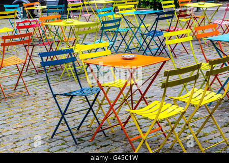 Colorati tavoli e sedie, vuoto, in una piazza di Bruxelles, Foto Stock