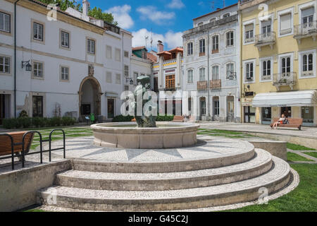 Piccola piazza comunale e gli edifici nel cuore della città storica di Alcobaca, Estremadure, Portogallo Foto Stock