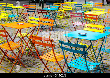 Colorati tavoli e sedie, vuoto, in una piazza di Bruxelles, Foto Stock