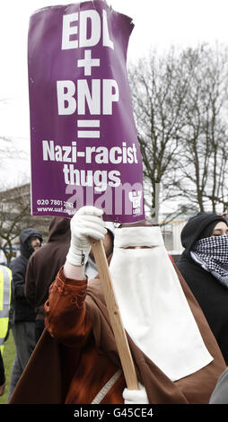 I dimostranti anti anti anti EDL tengono in su i banner durante una dimostrazione della lega della difesa inglese fuori del municipio di Rochdale oggi. Foto Stock