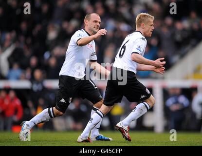 Damien Duff di Fulham (a destra) celebra il secondo gol del suo fianco Del gioco con il compagno di squadra Danny Murphy (a sinistra) Foto Stock