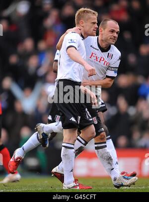 Damien Duff di Fulham (a sinistra) celebra il secondo gol del suo fianco Del gioco con il compagno di squadra Danny Murphy (a destra) Foto Stock