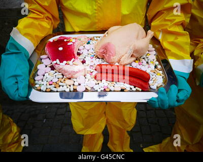 Peta ha dimostrato contro antibiotico utilizzato nella produzione di carne alla riunione del G7 2015 Foto Stock
