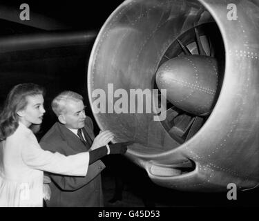 Aviazione - Sir Frank Whittle - TWA Boeing 707. L'attrice Janette Scott e Sir Frank Whittle, guardano il motore di un Boeing 707 TWA all'aeroporto di Londra. Foto Stock