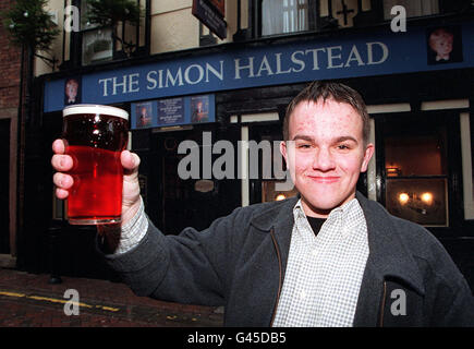 Cheers come studente Simon Halstead dispone di un pub chiamato dopo di lui per due settimane dopo vincere un concorso nazionale. Il pub, "l'uva' è in Liverpool's Mathew Street è stato temporaneamente ribattezzato Simon Halstead. Guarda per la storia di PA. Foto di Dave Kendall/PA. Foto Stock