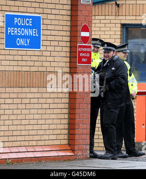 Polizia armata fuori dalla stazione di polizia di Govan a Glasgow, dopo che un uomo è stato arrestato in occasione dell'attentato suicida di Stoccolma dell'anno scorso. Il cittadino straniero è stato arrestato in base al Terrorism Act poco dopo le 6 del mattino nella zona di Whiteinch della città. Foto Stock