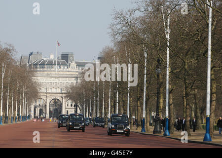 Stock di Londra. Admiralty Arch, guardando verso il centro commerciale. Foto Stock