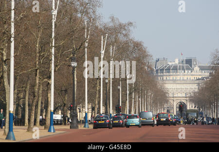 Admiralty Arch, guardando verso il centro commerciale. Foto Stock