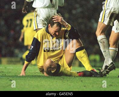 Non è un buon gioco per Tottenham Hotspurs Capitano Teddy Sheringham come Leeds li tiene ad un 0-0 pareggio e lui ottiene prenotato durante il loro fa Carling Premiership match a Elland Road oggi (Sabato). Foto di Paul Barker/PA Foto Stock