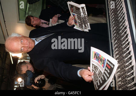 Sir James Goldsmith, leader del Partito del Referendum, offre una copia di 'notizie dal Referendum Party" che sarà consegnato a 24 milioni di famiglie in Gran Bretagna tra ora e Febbraio 10th. Signor Goldsmith ha lanciato il giornale da un printworks in Leyton, Londra, oggi (giovedì). Vedere PA storia politica Goldsmith. Foto di Michael Stephens/PA. Foto Stock