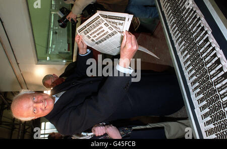 Sir James Goldsmith, leader del Partito del Referendum, visualizza una copia di 'notizie dal Referendum Party" che sarà consegnato a 24 milioni di famiglie in Gran Bretagna tra ora e Febbraio 10th. Signor Goldsmith ha lanciato il giornale da un printworks in Leyton, Londra, oggi (giovedì). Vedere PA storia politica Goldsmith. Foto di Michael Stephens/PA. Foto Stock