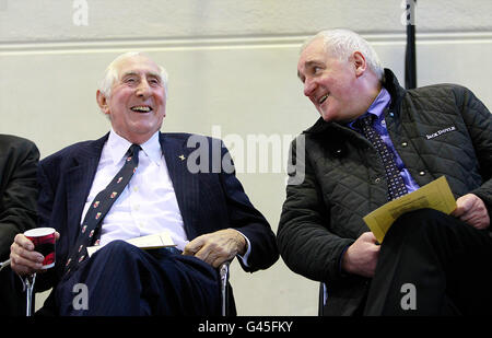 Irish Olympian Athlete Ronnie Delaney (a sinistra) parla con l'ex Taoiseach Bertie Ahern (a destra) alla o'Connell Secondary School, North Richmond Street, Dublino, dove ha aperto un impianto sportivo illuminato per tutte le stagioni nella sua vecchia scuola. Foto Stock