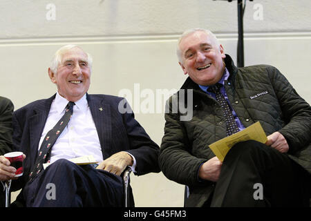 Irish Olympian Athlete Ronnie Delaney (a sinistra) parla con l'ex Taoiseach Bertie Ahern (a destra) alla o'Connell Secondary School, North Richmond Street, Dublino, dove ha aperto un impianto sportivo illuminato per tutte le stagioni nella sua vecchia scuola. Foto Stock