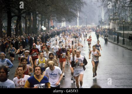 Il runner si dirigerà verso Buckingham Palace verso Constitution Hill per il traguardo. Foto Stock