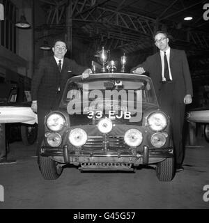 Paddy Hopkirk (l) e il suo co-pilota Henry Liddon con la Mini Cooper S, la vettura che hanno guidato alla vittoria nel Rally di Monte Carlo nel 1964. Mini ha festeggiato il suo 30° anniversario guidando un giro di sfilata prima dell'inizio del Rally di Monte Carlo con la monoposto Rover/BMW progettata ACV 30. Foto Stock